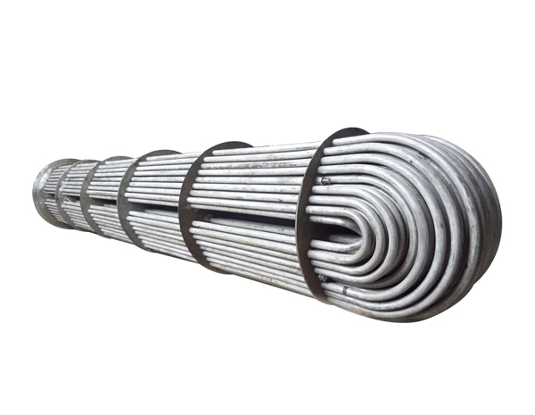 <b>U型管換熱器在換熱器中是唯一適用于高溫、高壓和高溫差的換熱器，特點(diǎn)如下： 1.以U型換熱管尾端的自由浮動(dòng)解決溫度差壓力，可用于高溫差，完全可以代替螺旋板換熱器； 2.只有一塊管板，加之法蘭的數量也少，故結構簡(jiǎn)單而且泄漏點(diǎn)少； 3.可以進(jìn)行抽芯清洗； 4.管板焊縫采用全自動(dòng)管板氬弧焊，美觀(guān)的同時(shí)保證質(zhì)量； 5.管程流速太高時(shí)，將會(huì )對U型彎管段產(chǎn)生嚴重的腐蝕，影</b>