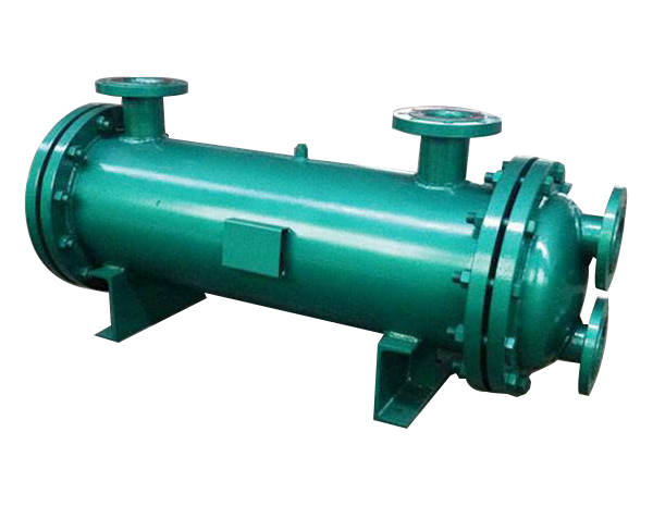 <b>管殼式換熱器又稱(chēng)為列管式換熱器。是以封閉在殼體中管束的壁面作為傳熱面的間壁式換熱器。這種換熱器可用各種結構材料（主要是金屬材料）制造，能在高溫、高壓下使用，結構簡(jiǎn)單、造價(jià)低、流通截面較寬、易于清洗水垢；但傳熱系數低、占地面積大。 管殼式換熱器有固定管板式汽-水換熱器、帶膨脹節管殼式汽-水換熱器、浮頭式汽-水換熱器、U形管殼式汽-水換熱器、波節</b>