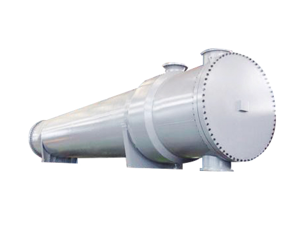 <b>目前，隨著(zhù)我國石油、化工、制藥、輕工業(yè)的蓬勃發(fā)展，各行業(yè)對冷凝設備的需求量越來(lái)越大，大型多效蒸發(fā)裝置隨著(zhù)處理量的增大對冷凝器的處理量要求也不斷增大，目前，國內現有的板式冷凝器已經(jīng)不能滿(mǎn)足特大型多效低溫板式蒸發(fā)裝置的配套需求，另外，管式冷凝器雖然可以做到很大的處理量，但是他的體積龐大、傳冷系數低、成本高，連清洗也不方便。</b>