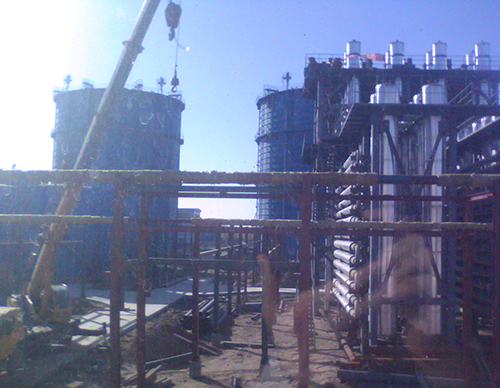 <b>我廠(chǎng)設計的甲酸鈉生產(chǎn)設備由造氣爐、蒸發(fā)器、中轉罐、反應罐等主要部件組成。該設備適用于年產(chǎn)1萬(wàn)噸-3萬(wàn)噸的企業(yè)。 適用于燃料、造紙、保險粉甲酸等行業(yè)。特殊規格可按用戶(hù)需求</b>